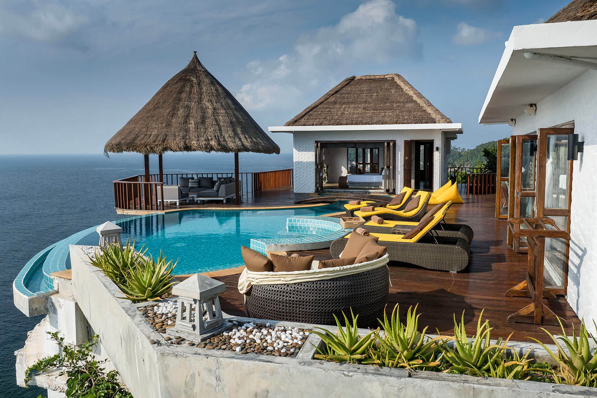 Eagle Villa infinity pool overlooking the Gulf of Thailand at sunset